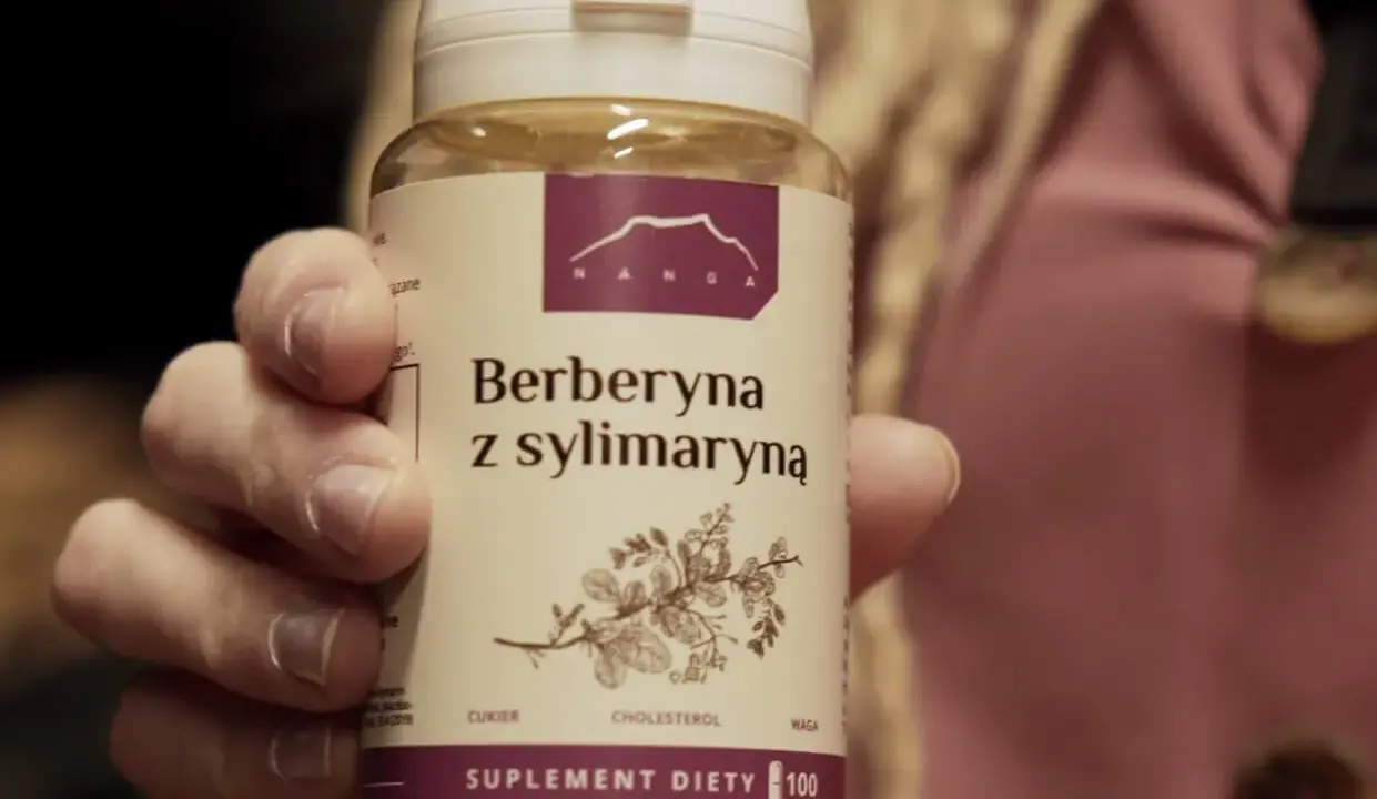 Dłoń trzyma opakowanie suplementu diety "Berberyna z sylimaryną". Nie jest to lek ani tabletki antykoncepcyjne.