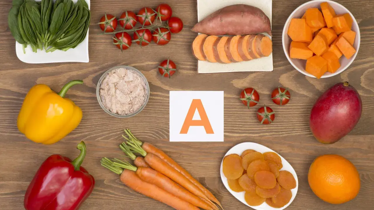 Witaj w świecie witaminy A! Na co dzień dostarczamy ją z marchewką, batatami, szpinakiem, papryką, mango, morelami, pomidorami, pomarańczą i rybą.