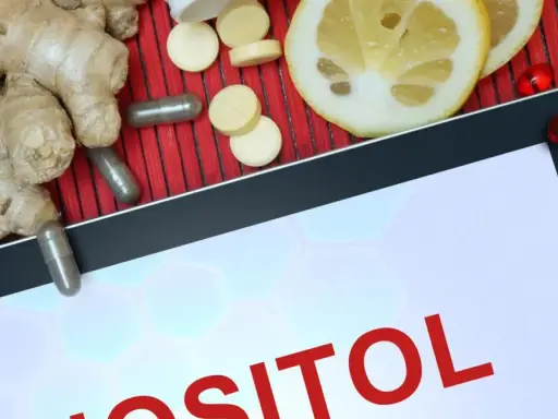 Tablet z napisem "INOZYTOL CO TO". Obok imbir, plasterki cytryny, kapsułki i tabletki.