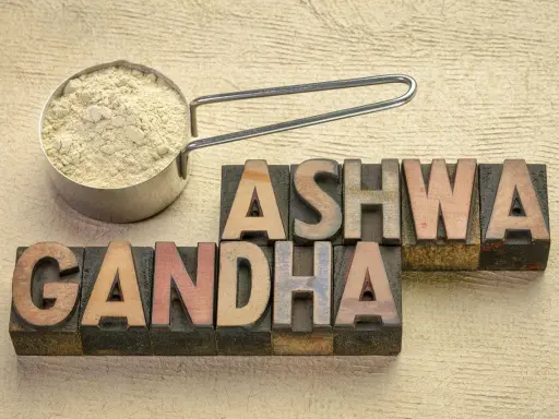 Miarka z proszkiem ashwagandha obok liter tworzących napis "ASHWAGANDHA". Czy można łączyć ashwagandha a alkohol?
