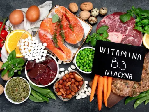 Witania B3, czyli niacyna, pomaga w produkcji energii. Na zdjęciu produkty bogate w tę witaminę: łosoś, mięso, wątróbka, orzechy, fasola.