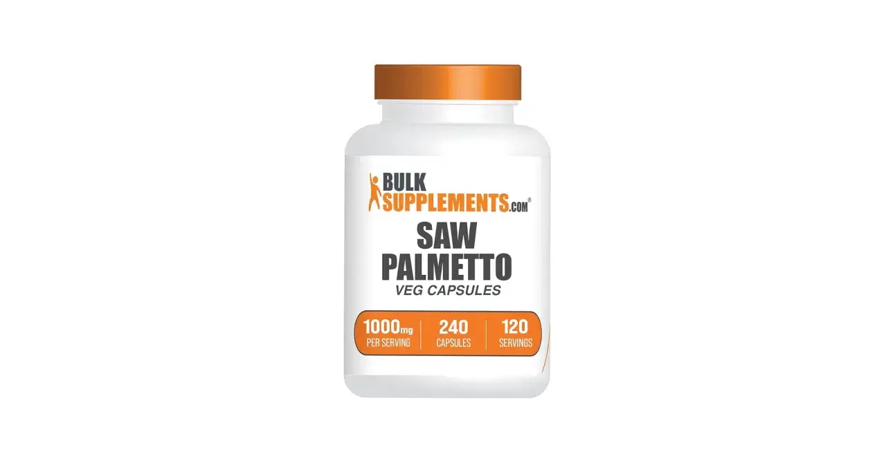 Biała butelka z pomarańczową nakrętką zawiera suplement diety Saw Palmetto (olej z palmy sabałowej) w kapsułkach wegańskich.