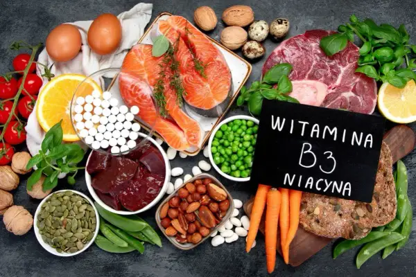 Bogactwo produktów zawierających witaminę B3 (niacynę): łosoś, wątróbka, mięso, jajka, orzechy, groszek, dynia, marchew, pomidory, cytryna, pomarańcza, pieczywo.