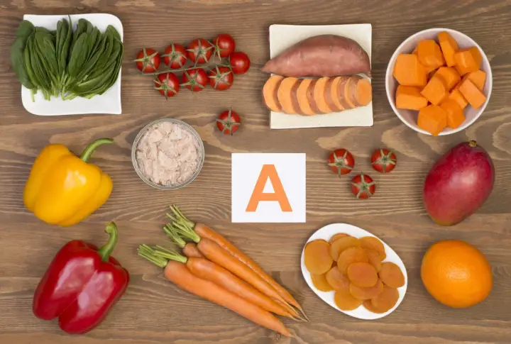 Witaj w świecie witaminy A! Na co dzień dostarczamy ją z marchewką, batatami, szpinakiem, papryką, mango, morelami, pomidorami, pomarańczą i rybą.